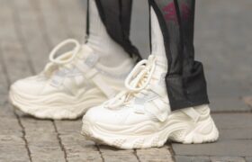 Tendances de chaussures obsolètes que vous ne voulez pas porter pendant l'été 2026