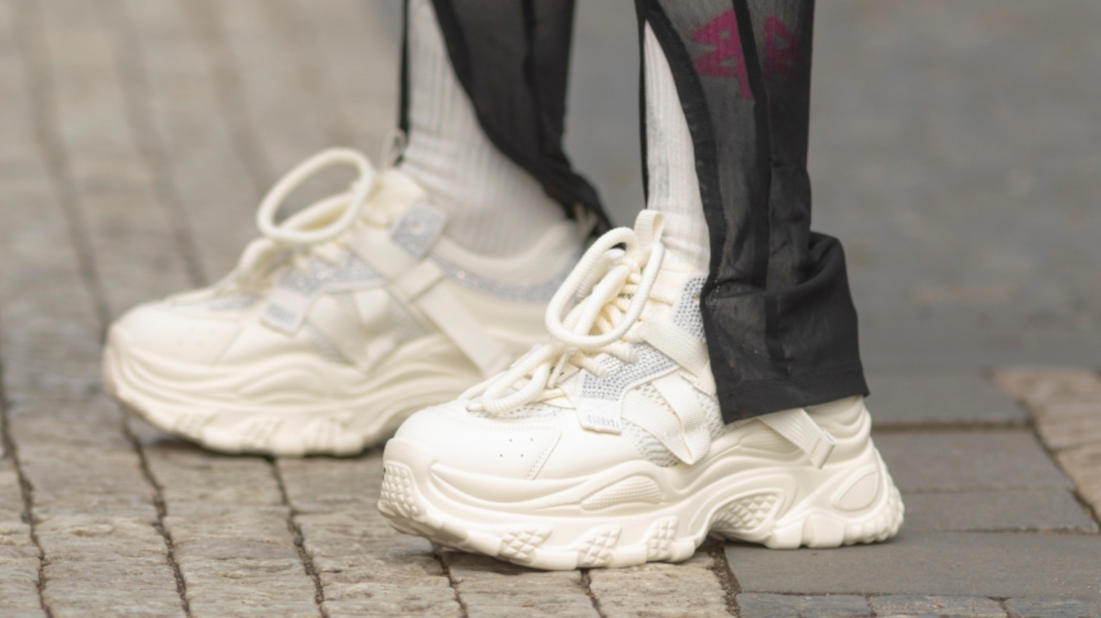 Tendances de chaussures obsolètes que vous ne voulez pas porter pendant l'été 2026