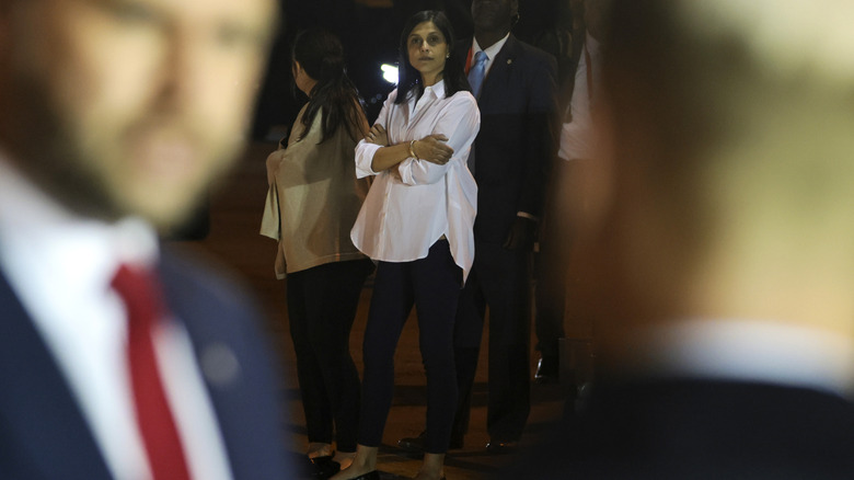 Usha Vance regarde le vice-président américain JD Vance s'adresser aux médias avant de monter à bord d'Air Force Two en avril 2026