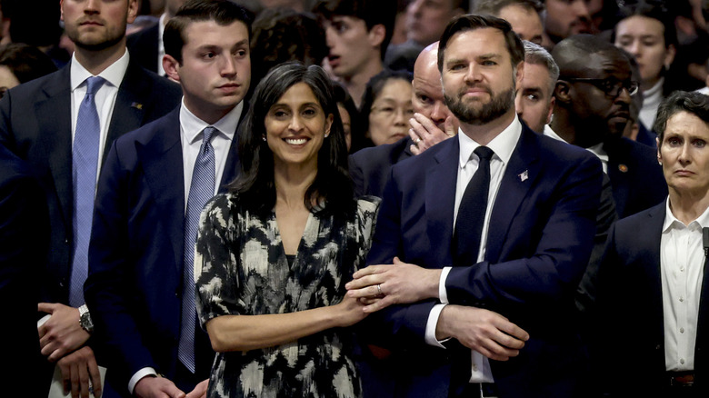 Usha et JD vantent la messe le Vendredi Saint à la basilique Saint-Pierre le 18 avril 2025