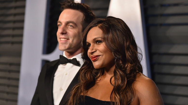 Mindy Kaling debout devant BJ Novak sur le tapis rouge