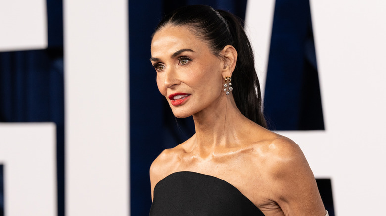 Demi Moore pose sur le tapis rouge en 2025