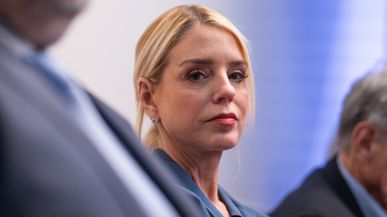 Pam Bondi regarde une caméra lors d'un point de presse en 2026