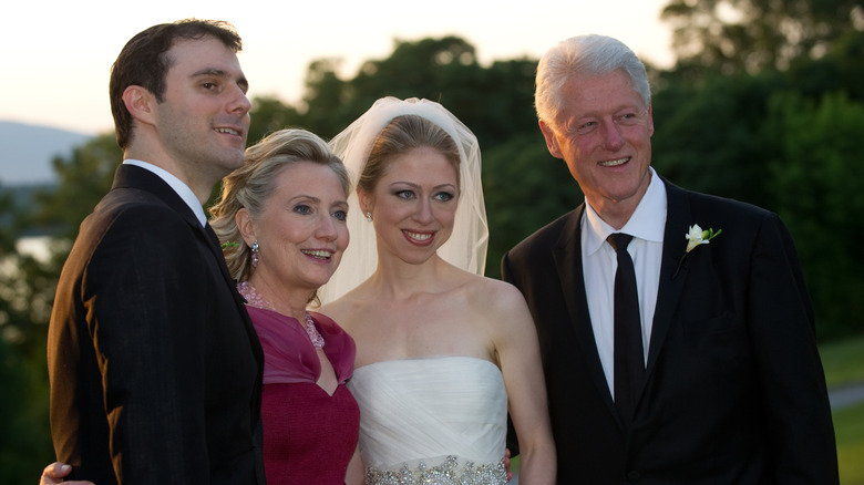 Chelsea Clinton pose pour des photos avec ses parents et son mari lors de son mariage