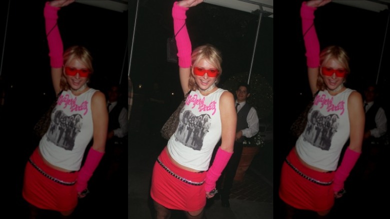Paris Hilton porte une tenue de club des années 2000