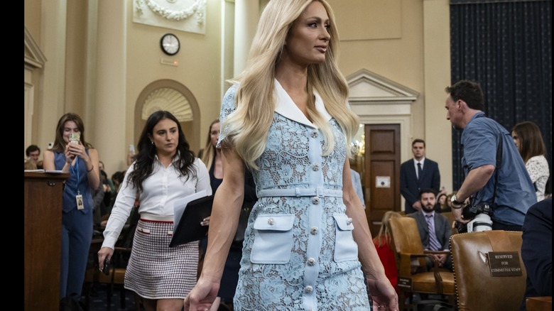 Paris Hilton dans une robe bleue à fleurs au congrès