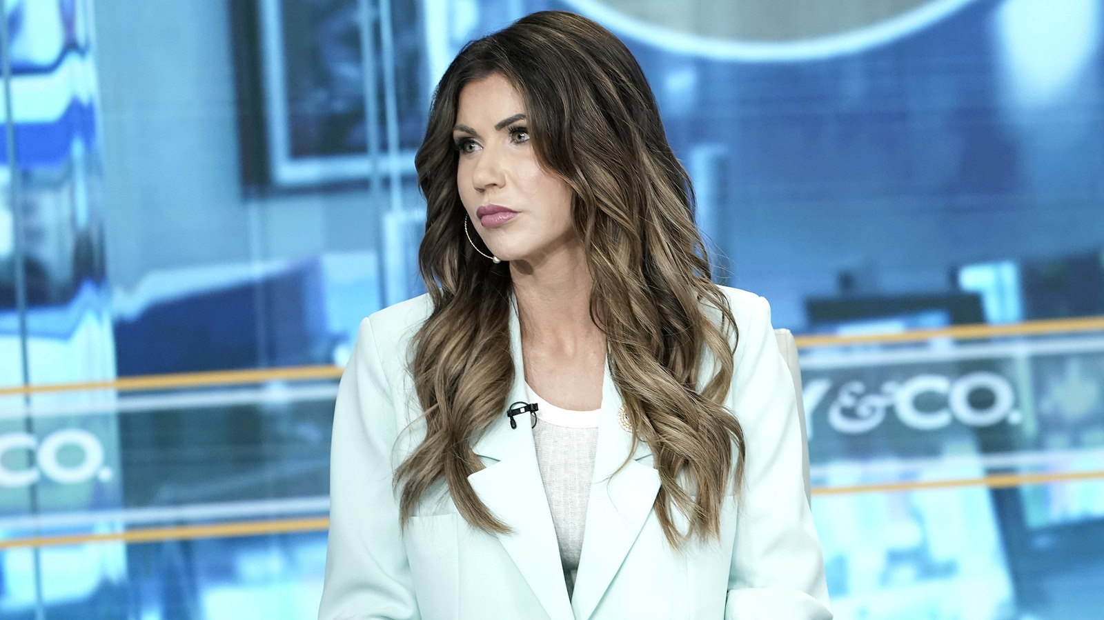 Kristi Noem a l'air si différente avec des cheveux raides