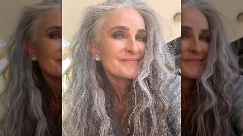 Une femme aux cheveux longs et gris dans leur texture naturelle