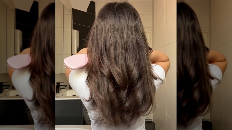 Une femme aux longs cheveux bruns brillants