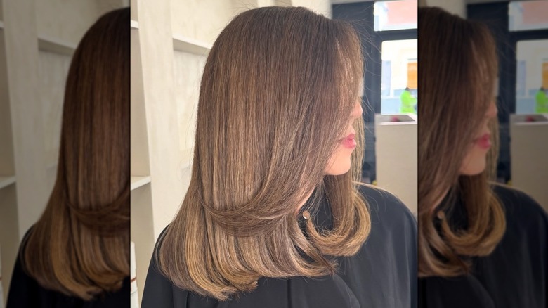 Une femme aux cheveux mi-longs dans un subtil ombré