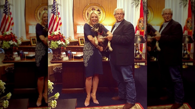 Pam Bondi tient un chien dans son bureau