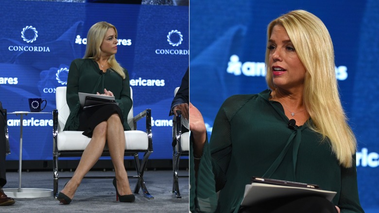 Pam Bondi en vert et noir sur scène avec deux hommes