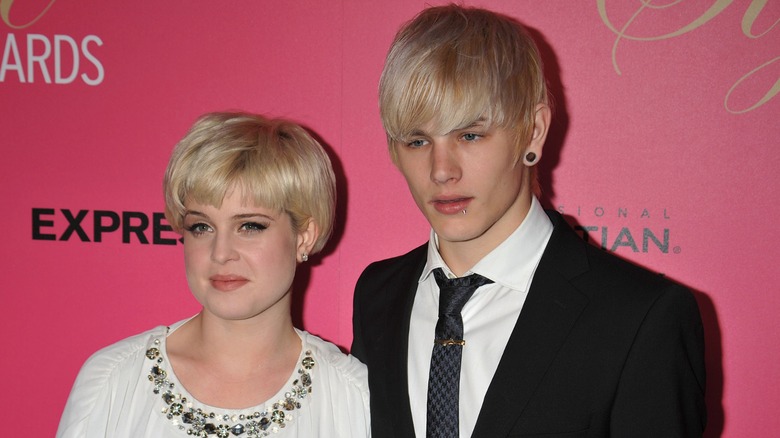 Kelly Osbourne posant avec Luke Worrall aux Style Awards en 2009