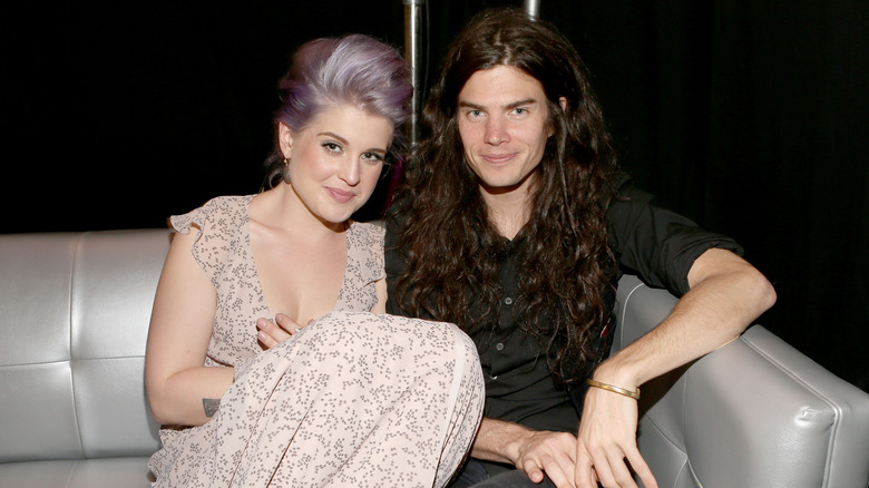 Kelly Osbourne sur un canapé argenté, assise à côté de Matthew Mosshart aux Do Something Awards 2012