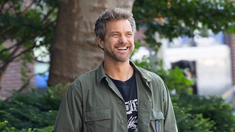 Joshua Jackson rigole sur le tournage de 