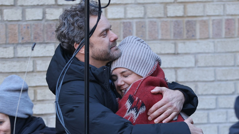 Joshua Jackson et Katie Holmes s'embrassent sur le tournage en 2025