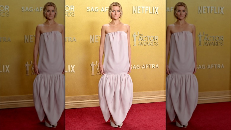Sarah Pidgeon dans une robe rose informe aux Actor's Awards 2026