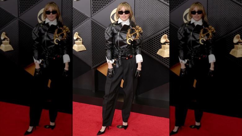Miley Cyrus aux Grammy Awards 2026 dans une veste en cuir noire et un pantalon noir