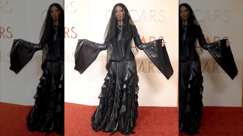 Chloé Zhao en voile et robe noirs aux Oscars 2026