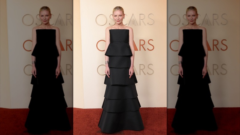 Kirsten Dunst dans une robe bustier noire aux Oscars 2026
