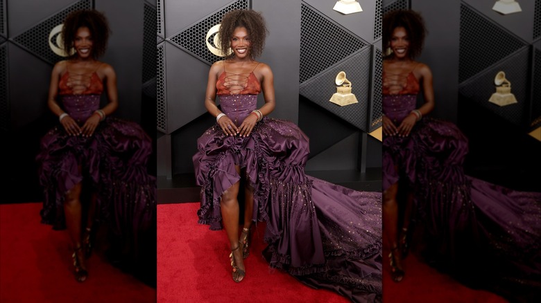 Doechii aux Grammys 2026 dans une robe violette avec un soutien-gorge orange