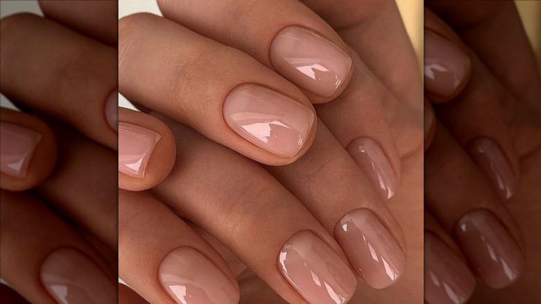 Ongles brillants à lèvres
