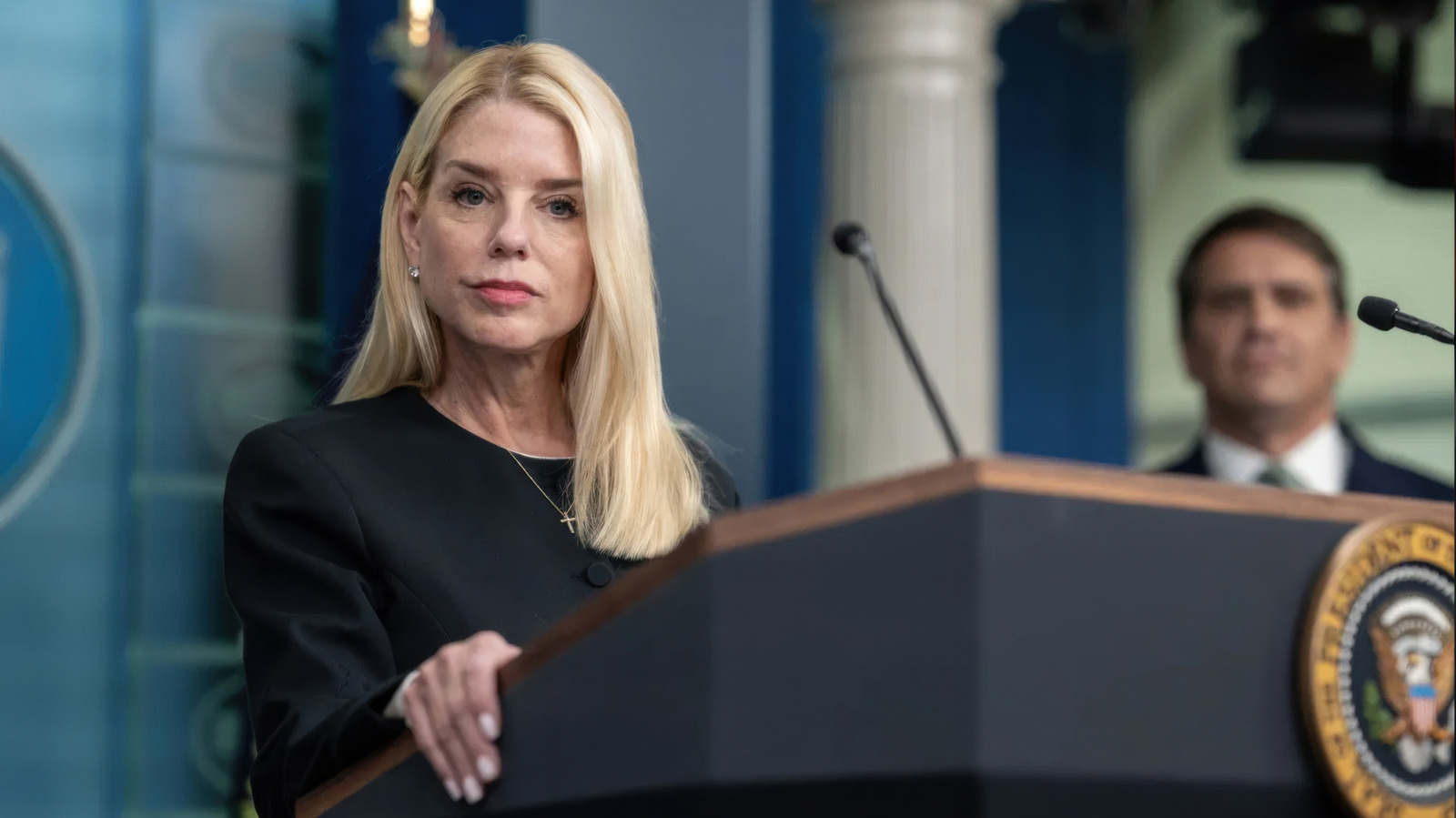 Les photos côte à côte mettent en évidence les rumeurs de modifications cosmétiques de Pam Bondi