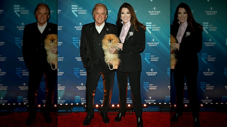 Ken Todd, Lisa Vanderpump et Donut le chien posant