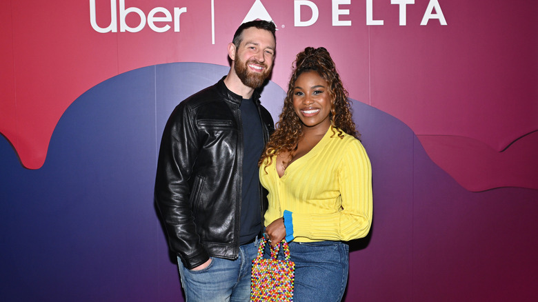 Cameron Hamilton et Lauren Speed-Hamilton souriant ensemble