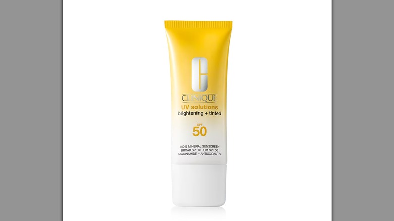 Clinique UV Solutions Éclaircissante + Écran Solaire Teinté à Large Spectre SPF 50 flacon