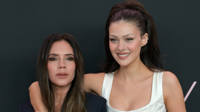 Victoria Beckham et Nicola Peltz Beckham posent sur le tapis rouge en 2024