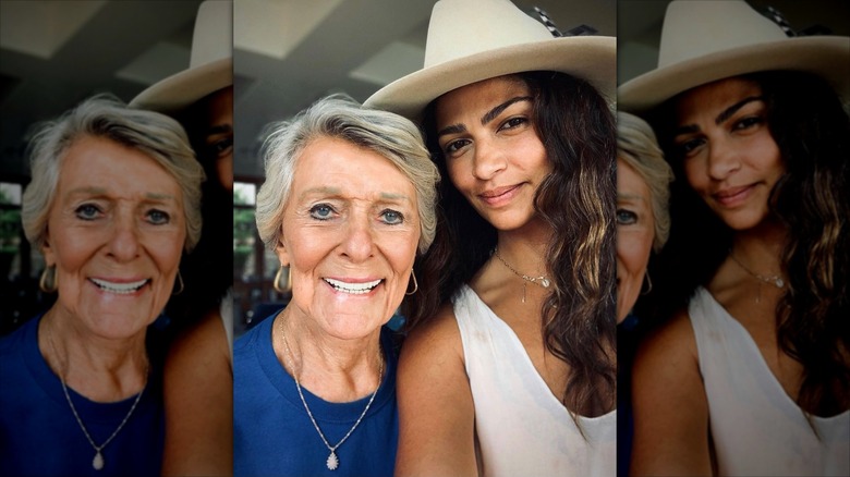 Camila Alves McConaughey souriant dans un selfie avec la mère de Matthew, Kay