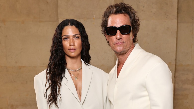 Camila Alves McConaughey et Matthew McConaughey portent du blanc et ont l'air sérieux sur le tapis rouge