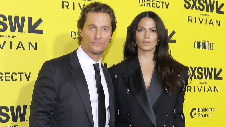 Camila Alves McConaughey et Matthew McConaughey sur le tapis rouge devant un fond jaune vif