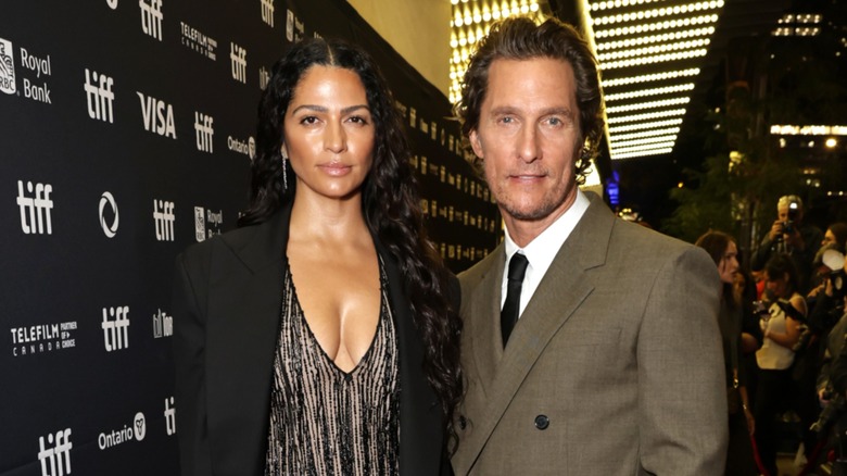 Camila Alves McConaughey et Matthew McConaughey côte à côte sur le tapis rouge