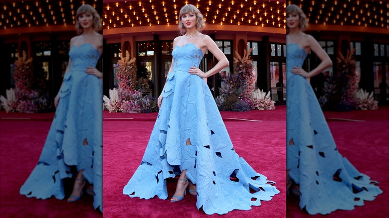 Taylor Swift sur le tapis rouge lors de la première de sa tournée Eras dans une robe bleue