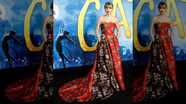 Taylor Swift sur le tapis rouge de l'avant-première des Cats dans une robe bustier