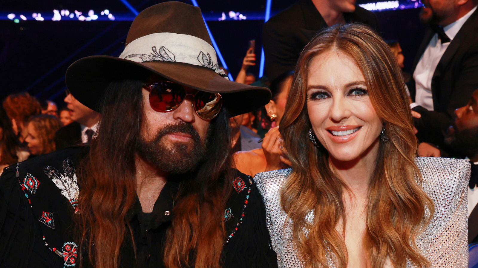 Signes qu’Elizabeth Hurley et Billy Ray Cyrus sont là pour le long terme
