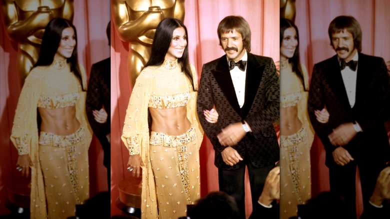Cher portant un ensemble deux pièces jaune avec sa main sur le bras de Sonny Bono
