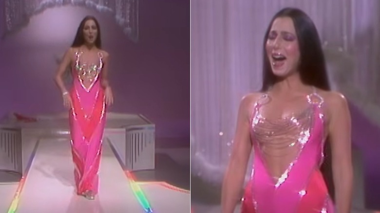 Image divisée de Cher portant une robe rose lors de son émission de variétés