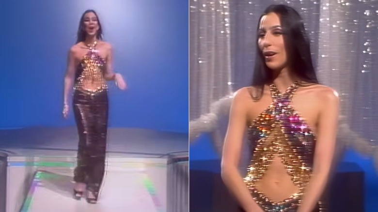 Image divisée de Cher portant une robe violette éblouissante lors de son émission de variétés