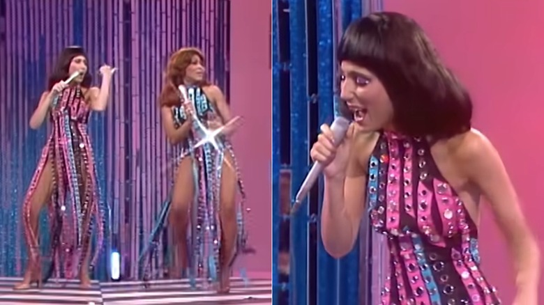 Image partagée de Cher portant une robe rose et bleue ornée d'œillets tout en duo avec Tina Turner