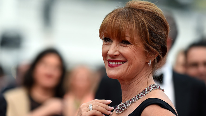 Jane Seymour sourit sur le tapis rouge en 2015