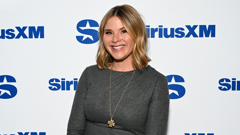 Jenna Bush Hager dans une robe grise sur le tapis rouge