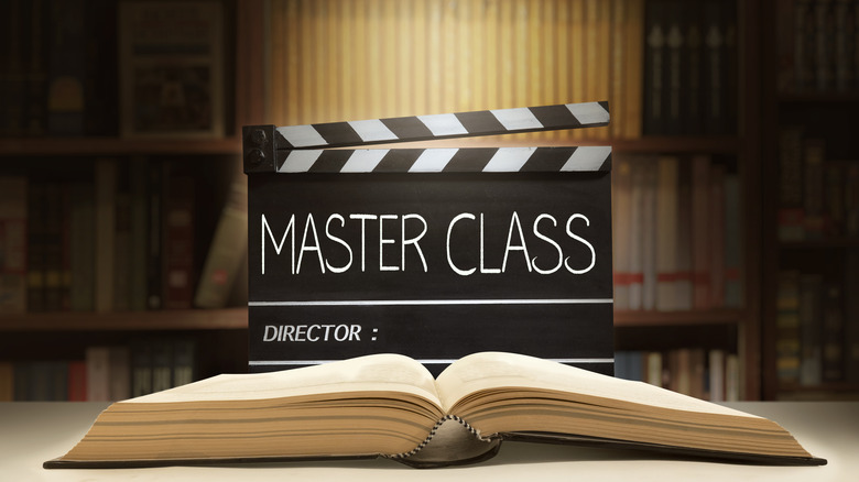 Ardoise de film avec livre