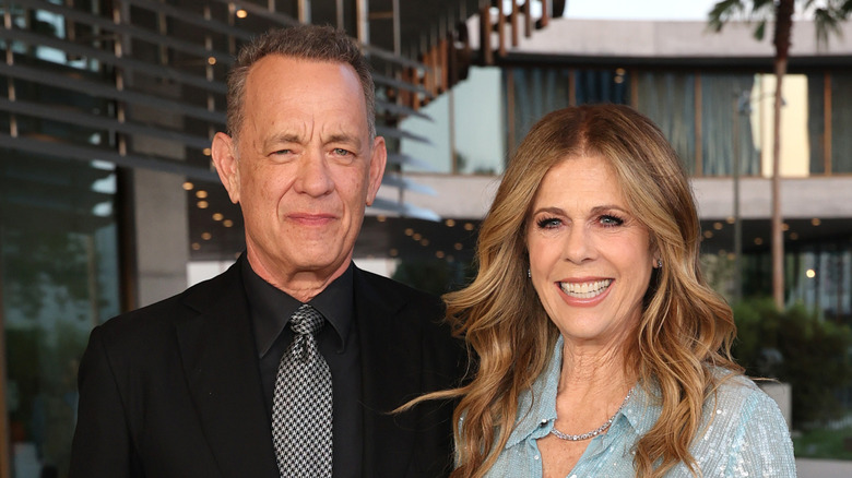 Rita Wilson et Tom Hanks photographiés assistant à un gala en 2026
