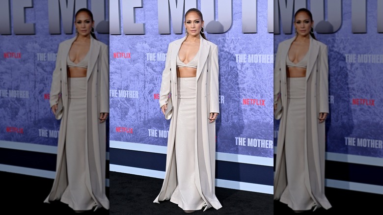 Jennifer Lopez assiste à la première de Netflix "La Mère" en 2023, vêtue d'une tenue trois pièces brillante
