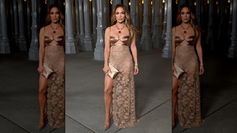 Jennifer Lopez au Gala Art and Film du LACMA en 2023, vêtue d'une robe nude