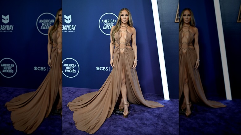 Jennifer Lopez aux American Music Awards 2025, vêtue d'une robe nue révélatrice