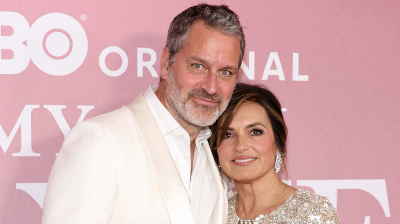 Peter Hermann et Mariska Hargitay sourient sur le tapis rouge en 2025